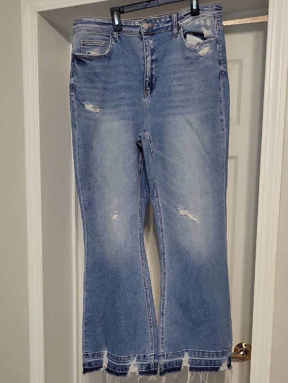 Light Wash Frayed Hem Wide-Leg Jeans